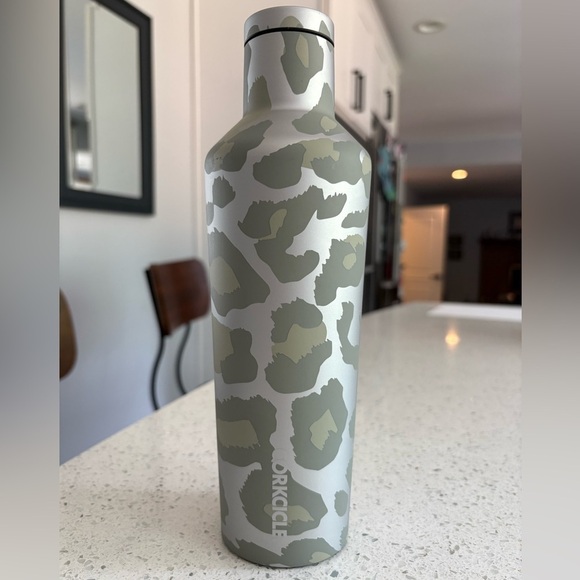 Corkcicle Snow Leopard Canteen 16oz NWOT - Picture 2 of 3